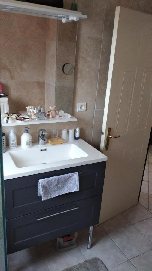 Philippe & Marie, A Louer Petite Chambre Chez L'Habitant Avec Terrasse Dans Villa, Au Pied Du Luberon Cucuron Exterior foto