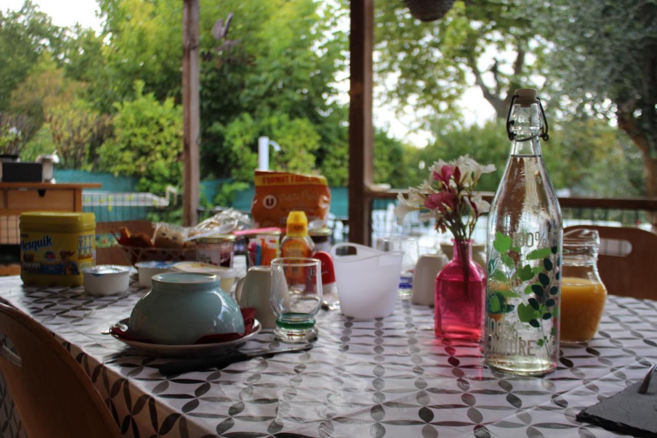 Philippe & Marie, A Louer Petite Chambre Chez L'Habitant Avec Terrasse Dans Villa, Au Pied Du Luberon Cucuron Exterior foto